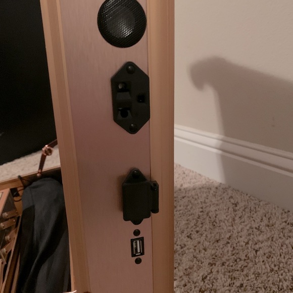 COPY - Large rolling makeup train studio. Has Bluetooth speakers dimmable light… - Picture 11 of 15